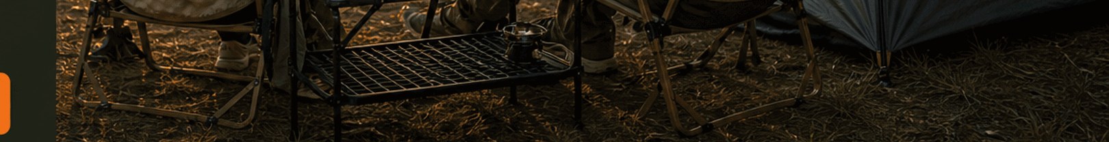 Đôi bạn cắm trại bên hồ cạnh lều Naturehike lúc hoàng hôn